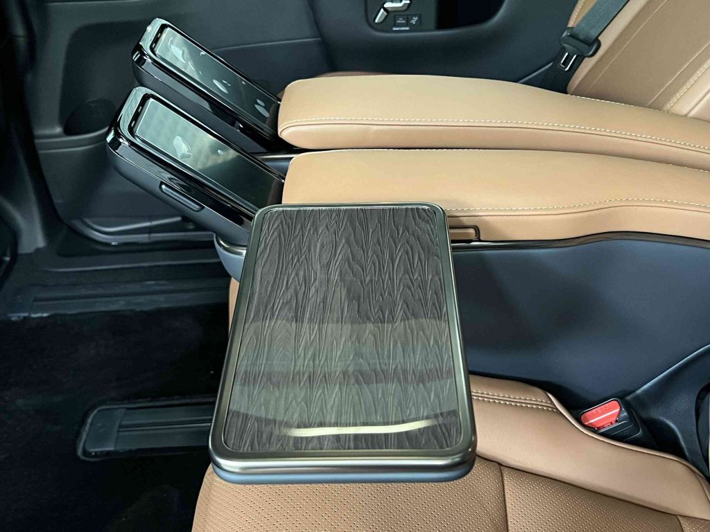 Bàn làm việc trên xe Toyota Alphard